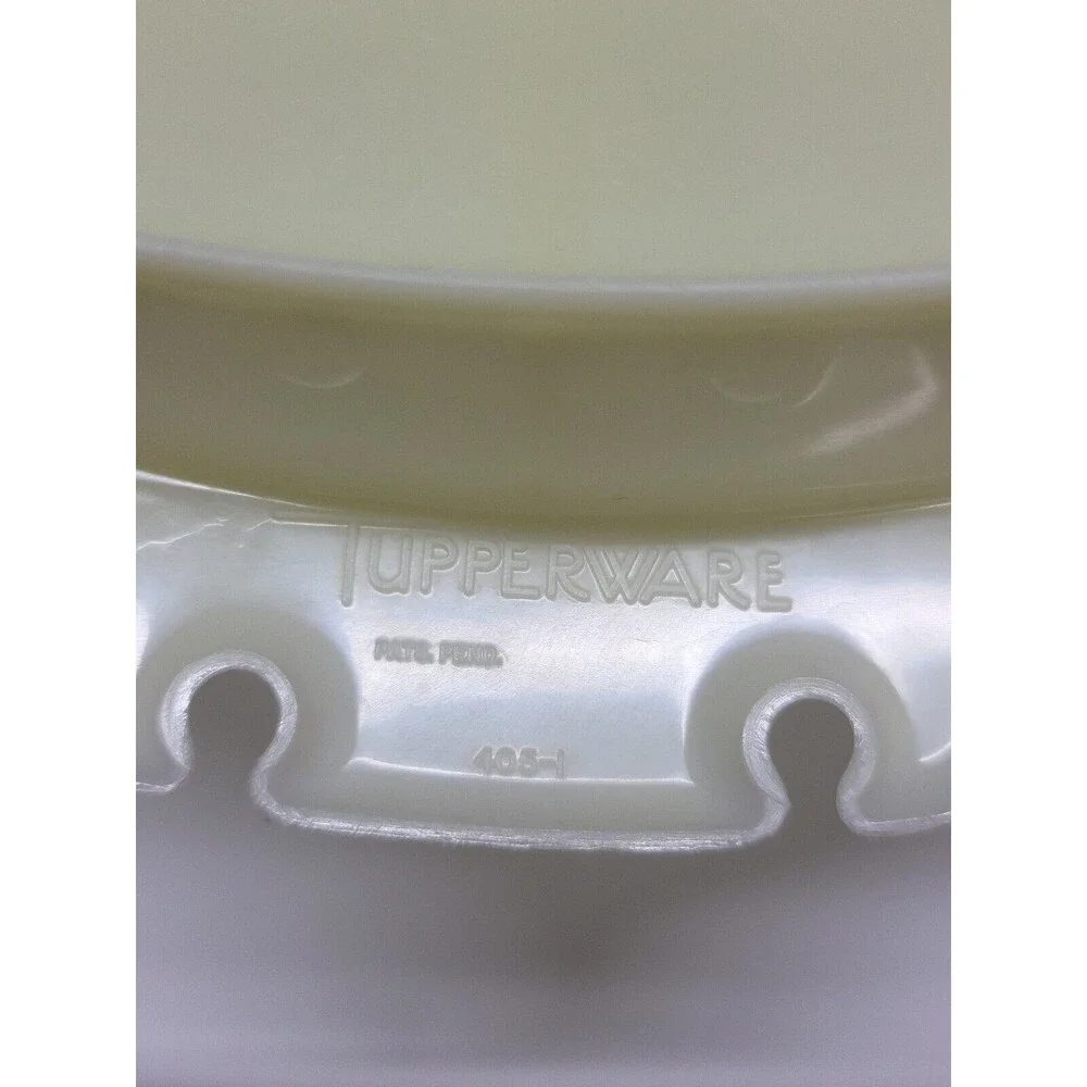 Tupperware Snack Server, 6 dividers. With cover. Food saver. Organizer